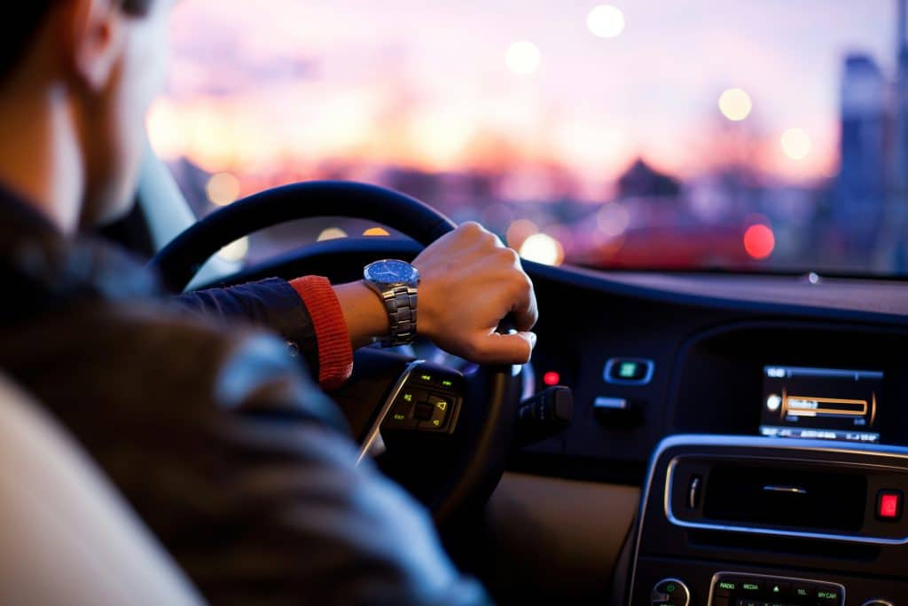 Une personne qui conduit une voiture